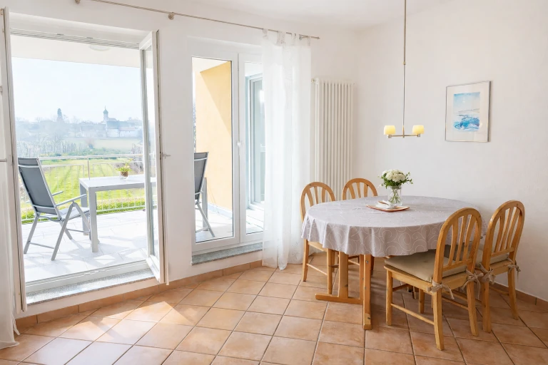 Heller Wohn- und Essbereich der Ferienwohnung Säntis mit Zugang zum Südbalkon