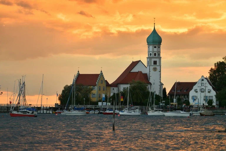 Wasserburger Halbinsel am Bodensee im warmen Abendlicht