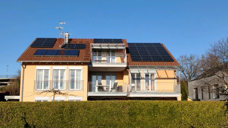 Außenansicht von Haus Sonnenseite mit Südbalkonen und Garten